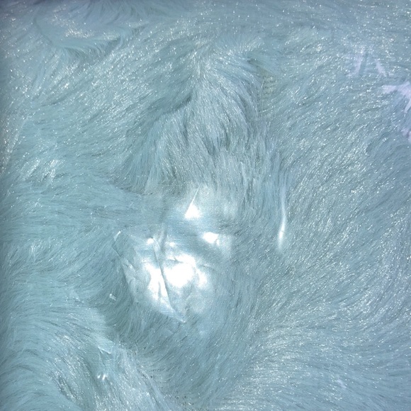 Relisted Madison Park faux fur throw blanket 60 X 70 in - Picture 8 of 14